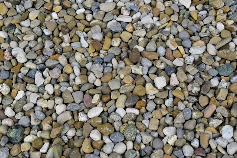 a close up of a bunch of rocks near one another