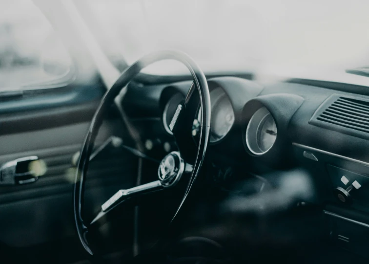 the dashboard and steering wheel in an old car