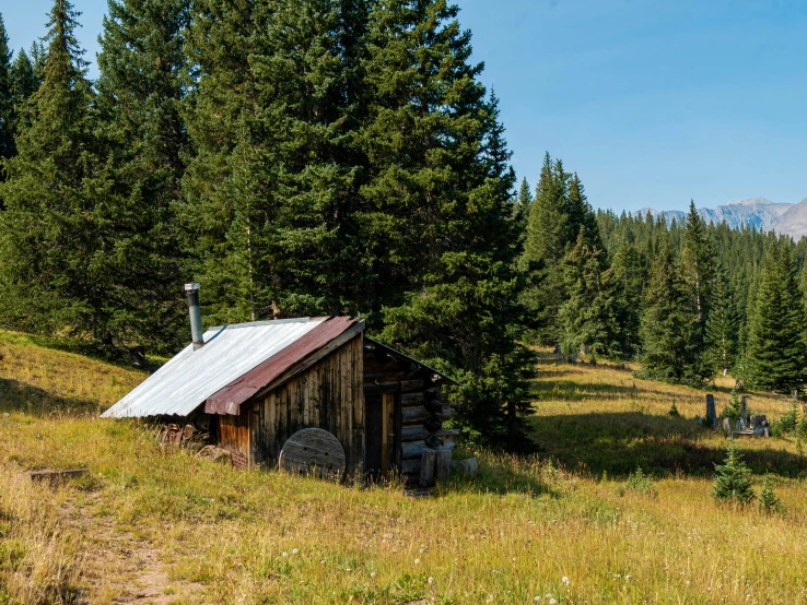 a cabin that is sitting in the grass