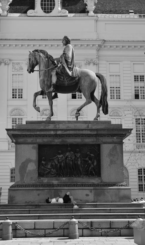 the statue is sitting next to a building