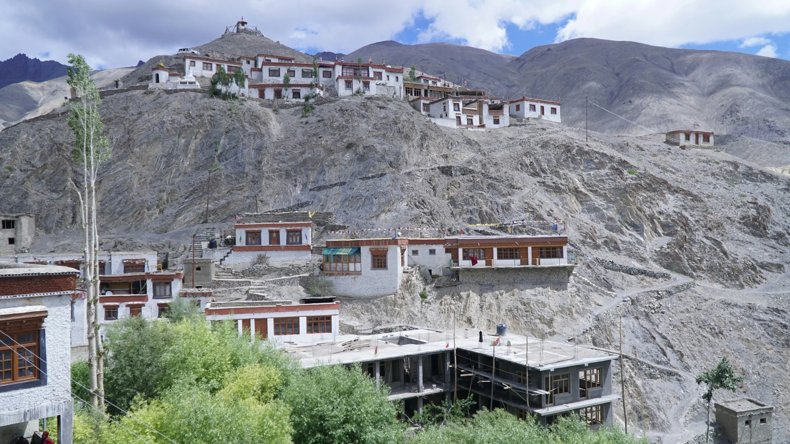 an image of many homes in the mountains