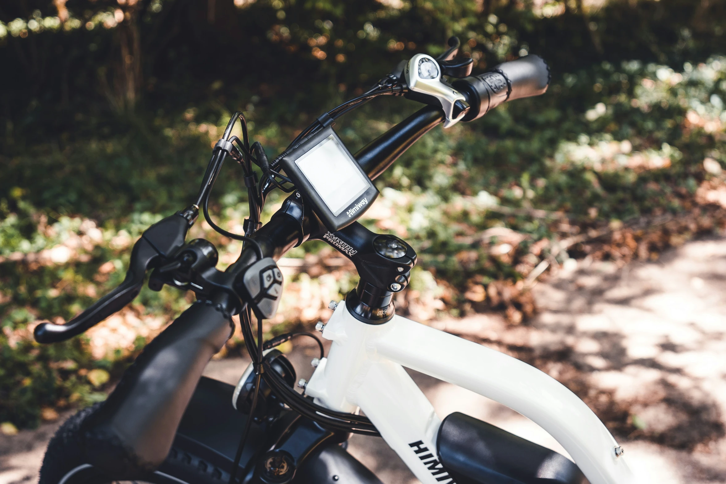 there is a cellphone sitting on top of a bike handlebar