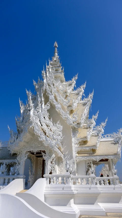 the white sculpture is on display under the blue sky