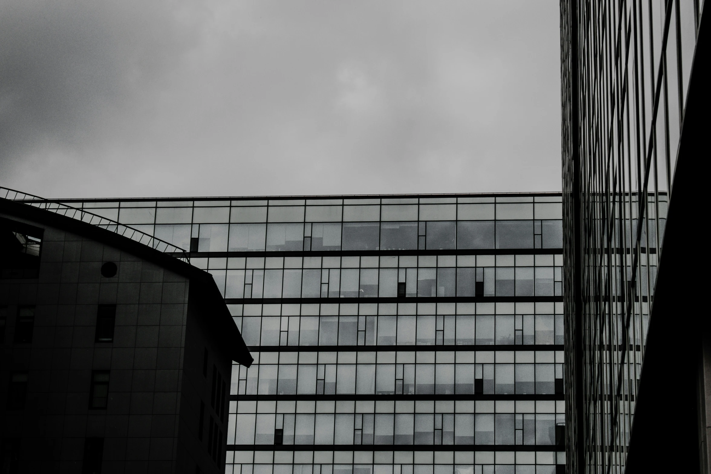 a cloudy sky above a very large building