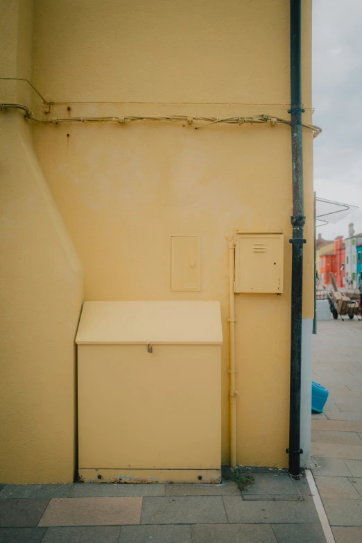 an empty yellow box is next to a lamppost