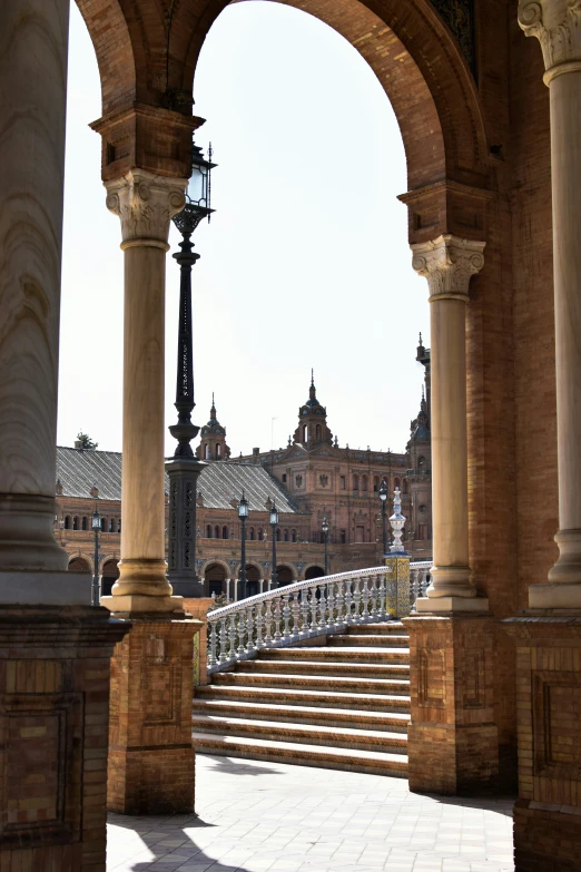 an archway is seen in this pograph of a courtyard