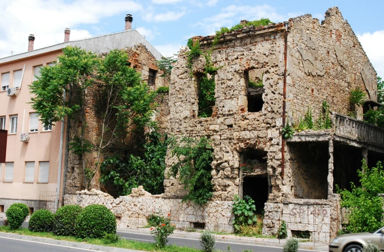 an old stone building with vines growing over it
