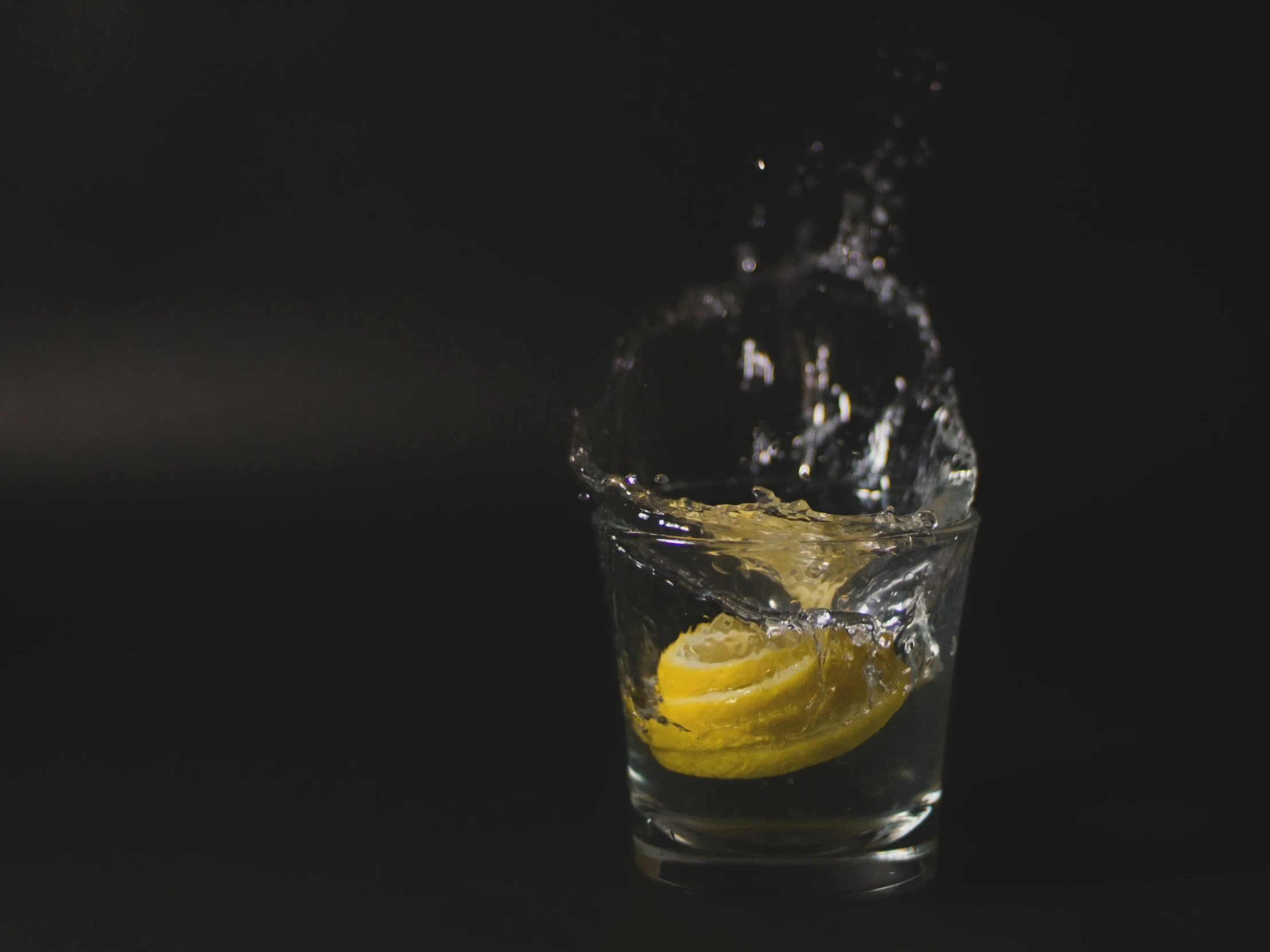 lemon slices have been submerged in water in a glass