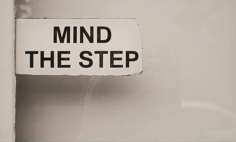 a small white sticker that says mind the step