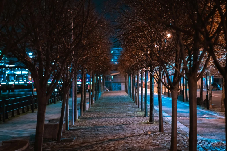 a po of the city street with no traffic