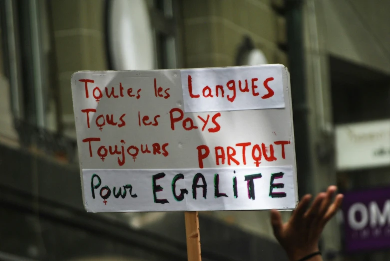 a protest sign is displayed in french language