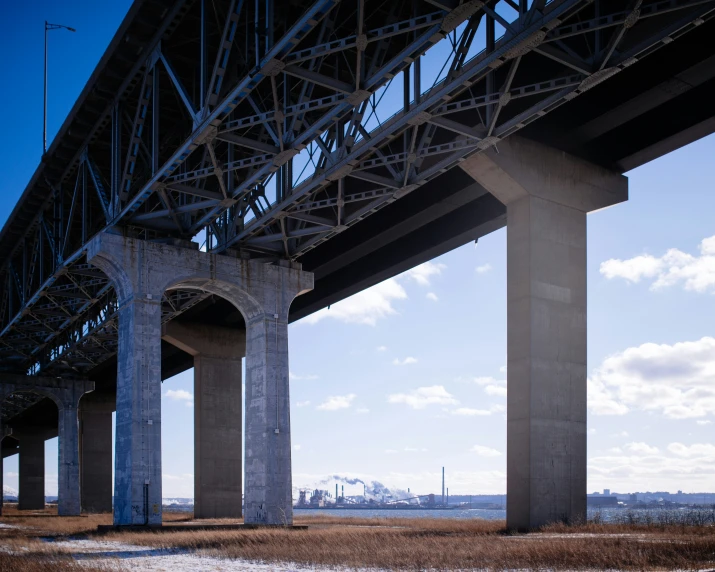 a long bridge with two arches on top