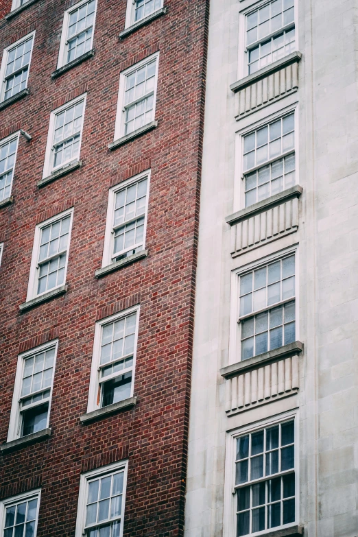 a picture of the corner of a building with several windows