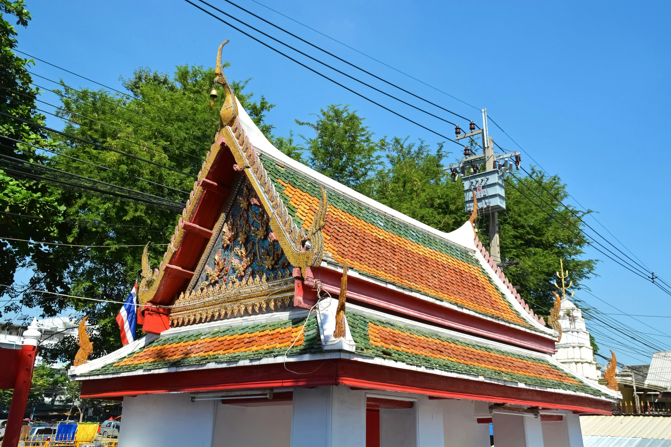 a very pretty colorful building with an ornate roof