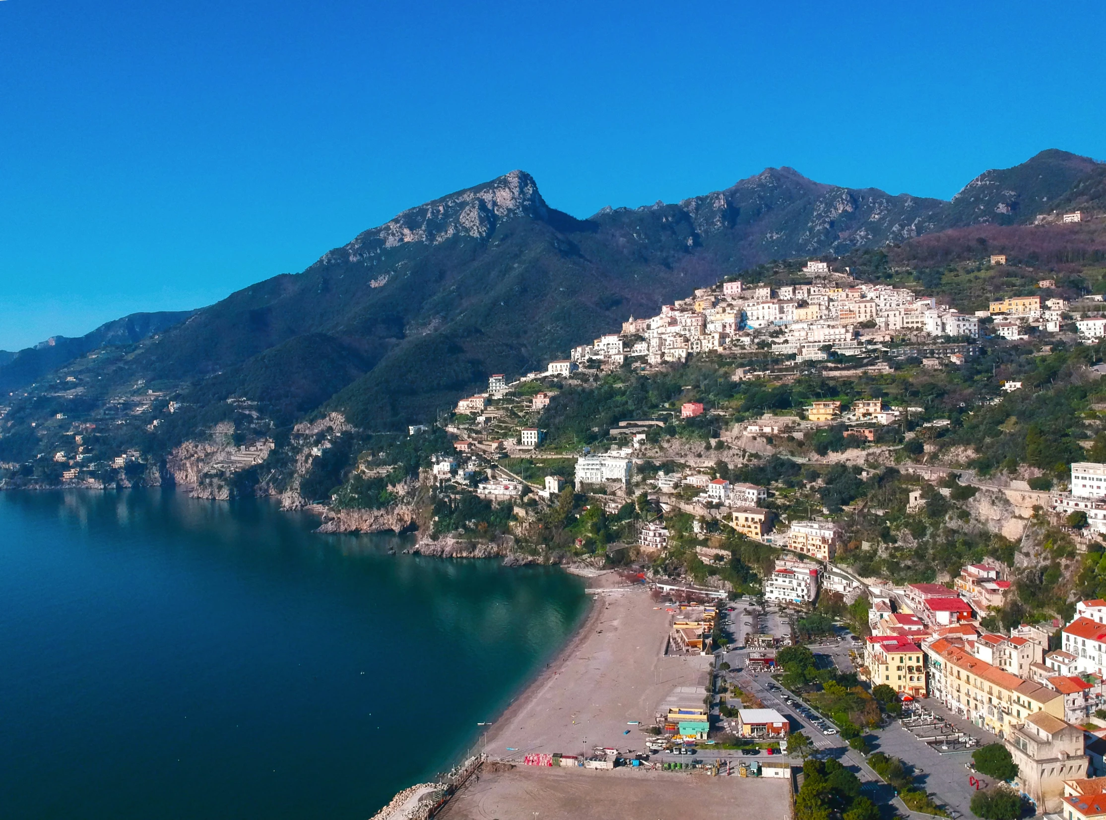 some houses by a very pretty lake and mountain