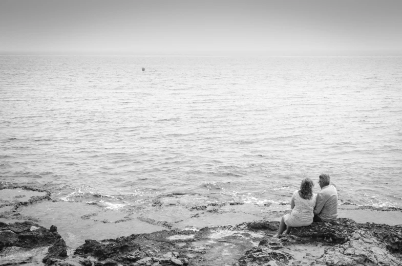 black and white po of a couple overlooking the ocean