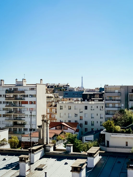 there are many buildings that have rooftops on the tops