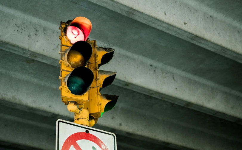 the traffic light has a red circle with one red light