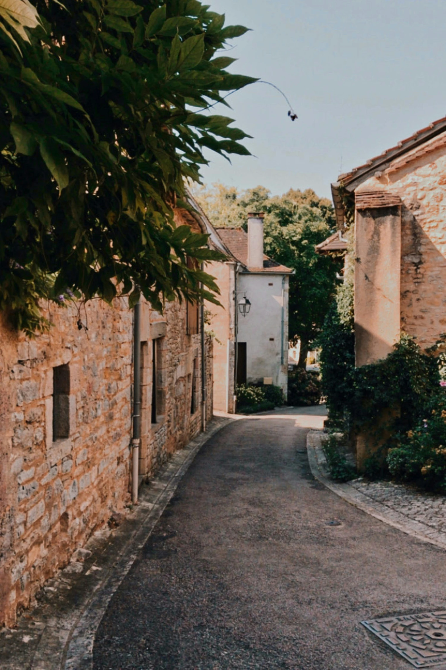 an alley way with two buildings next to each other