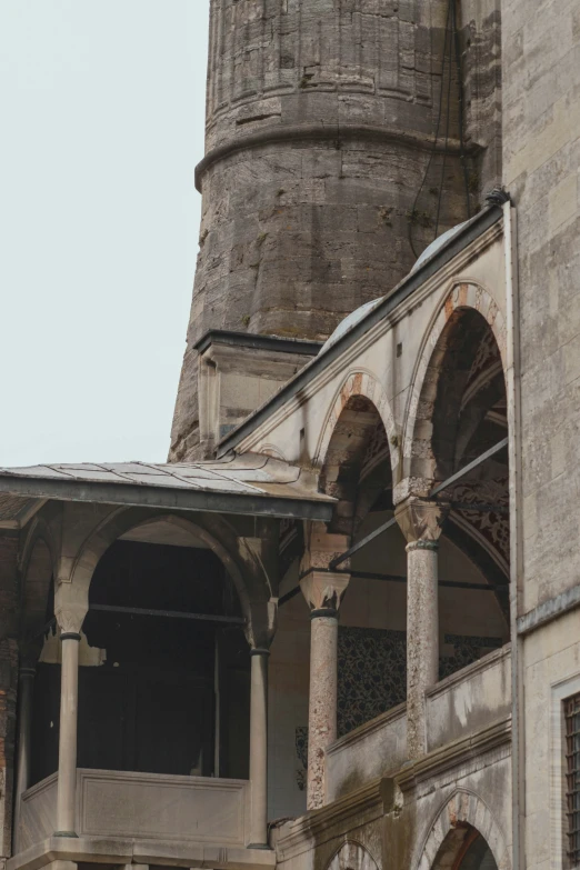 the roof of a building has arches and pillars