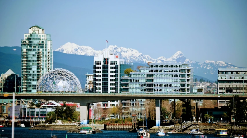 the skyline of seattle is shown with mountains in the background