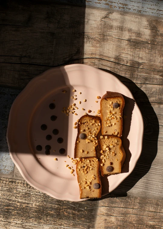 a plate with some kind of cookie on it