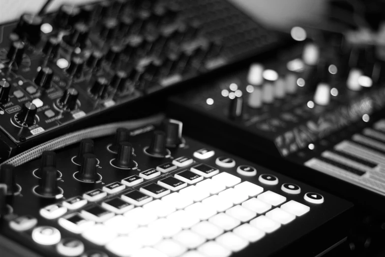 many keyboards and s sitting together in a row