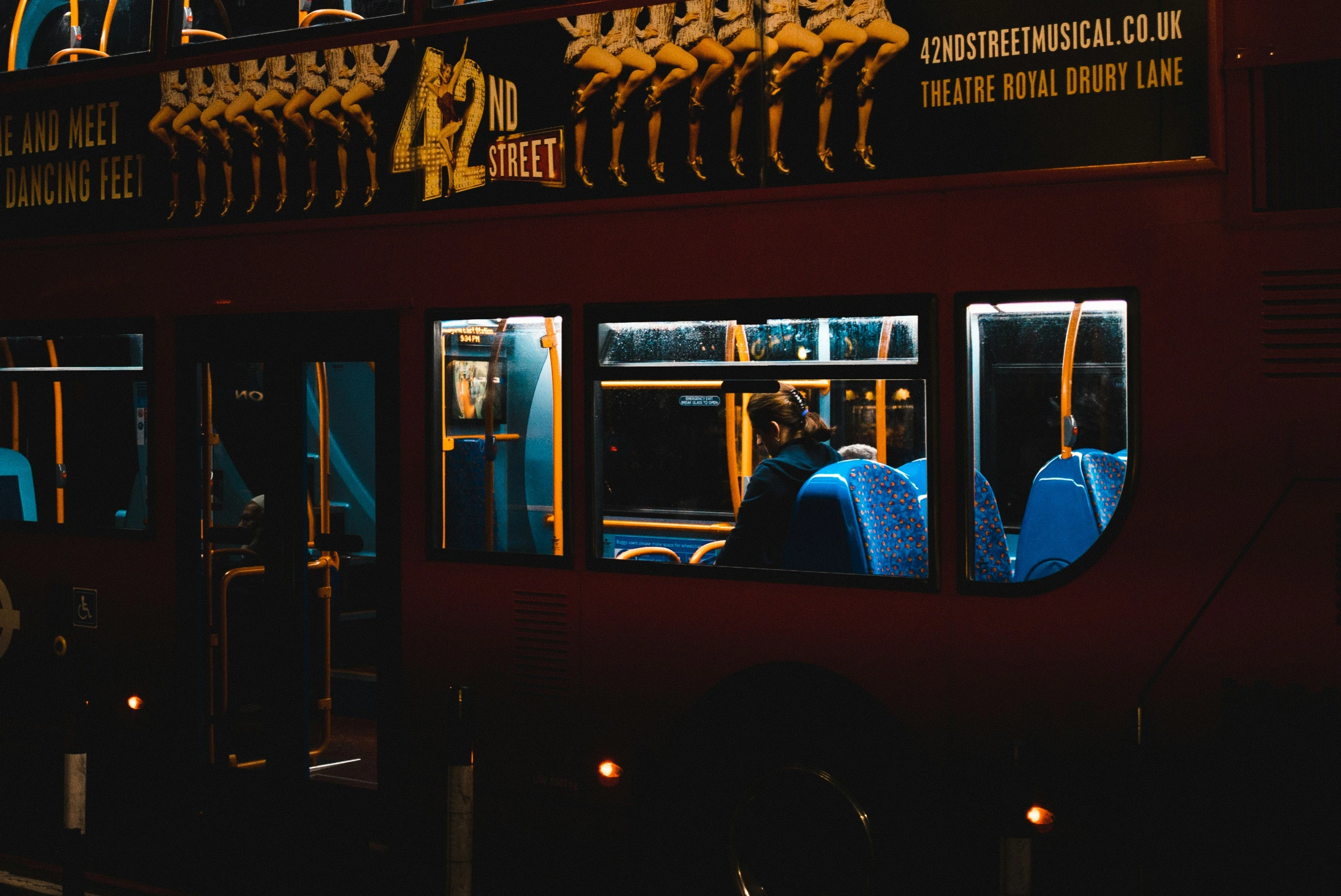 a double decker bus is sitting at night