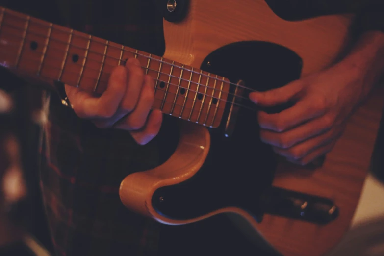 a person that is playing an electric guitar