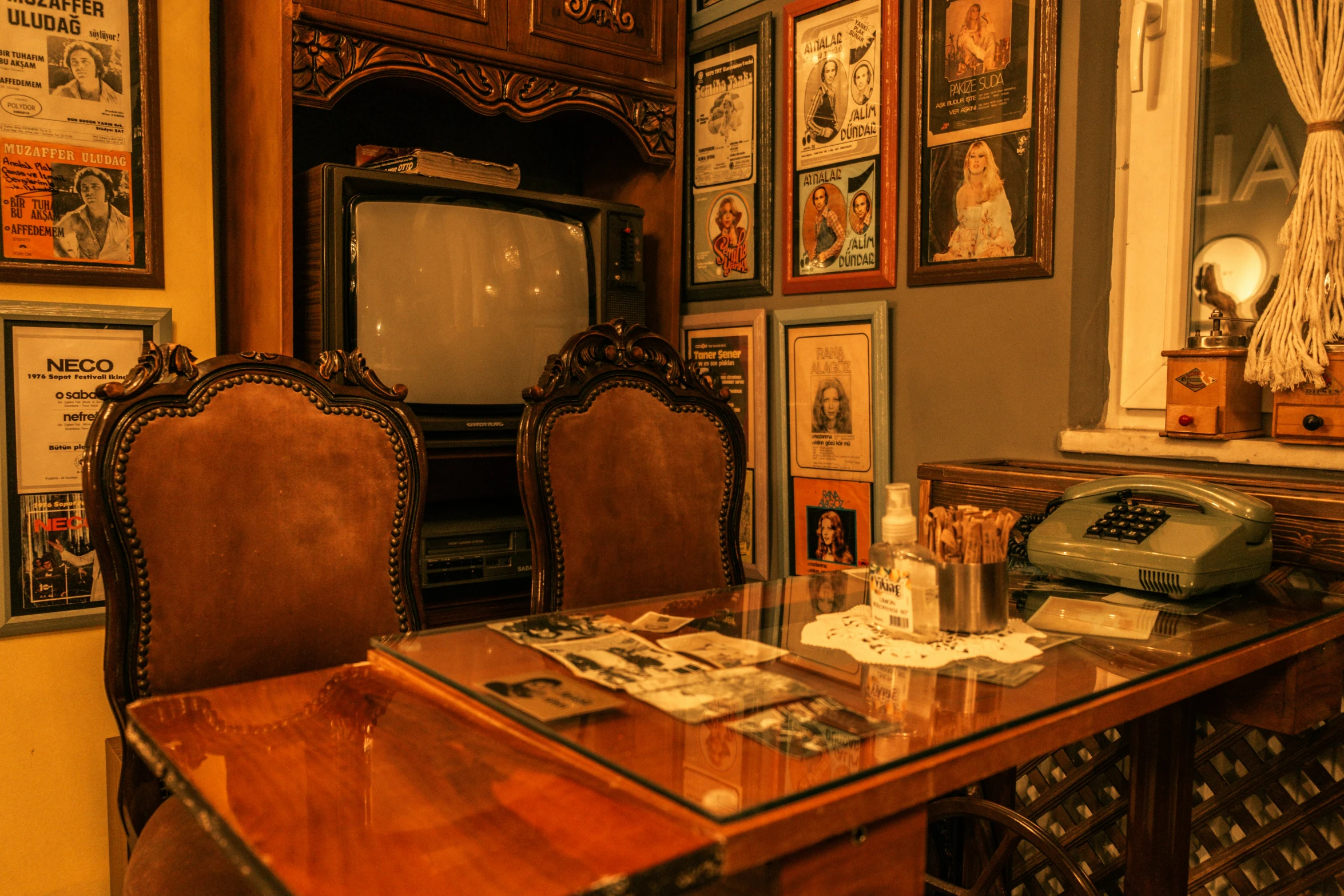 an old fashioned desk with a tv and old time decor