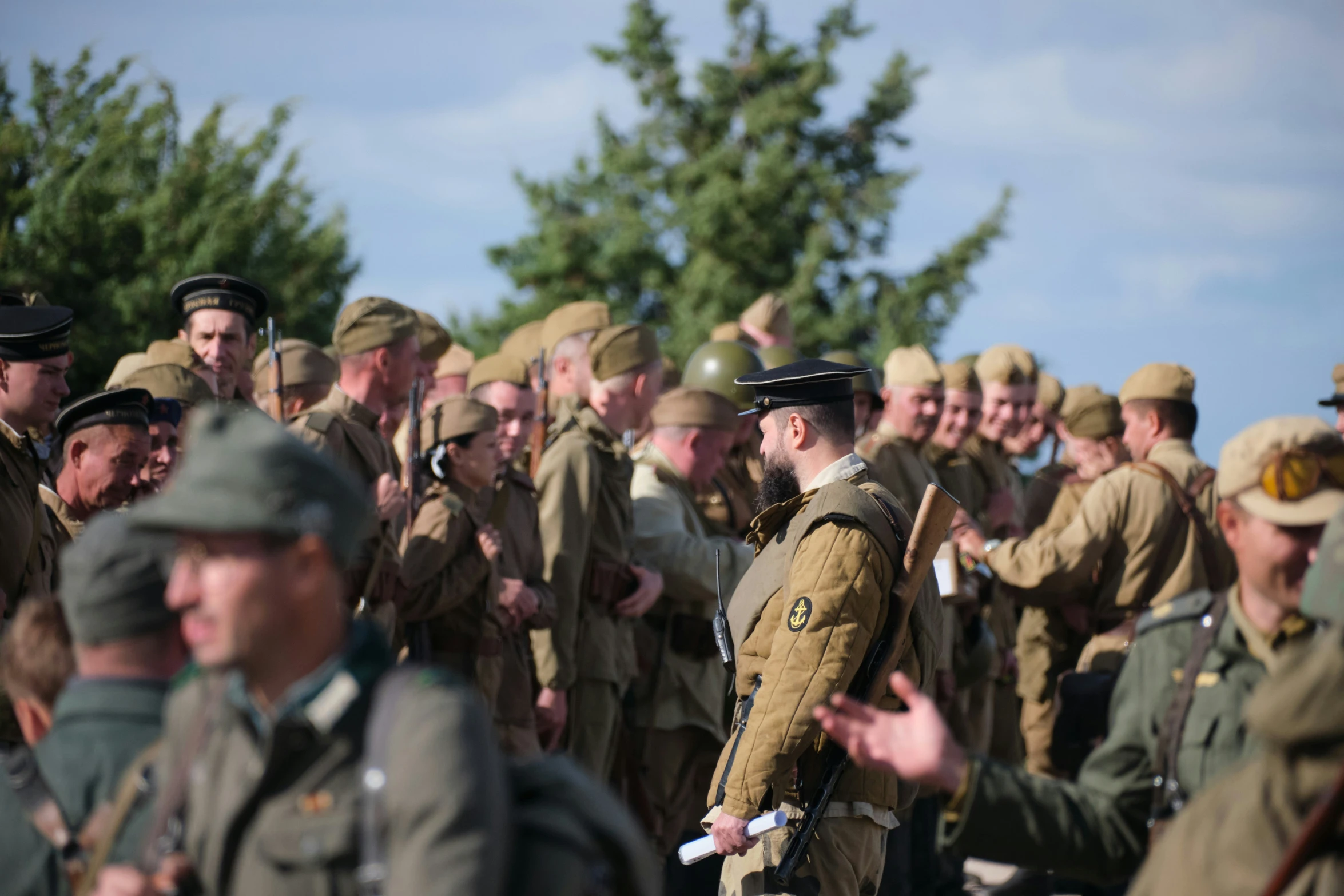 a large group of soldiers are watching soing