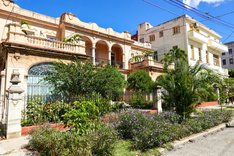 a house that is very large and pretty with flowers