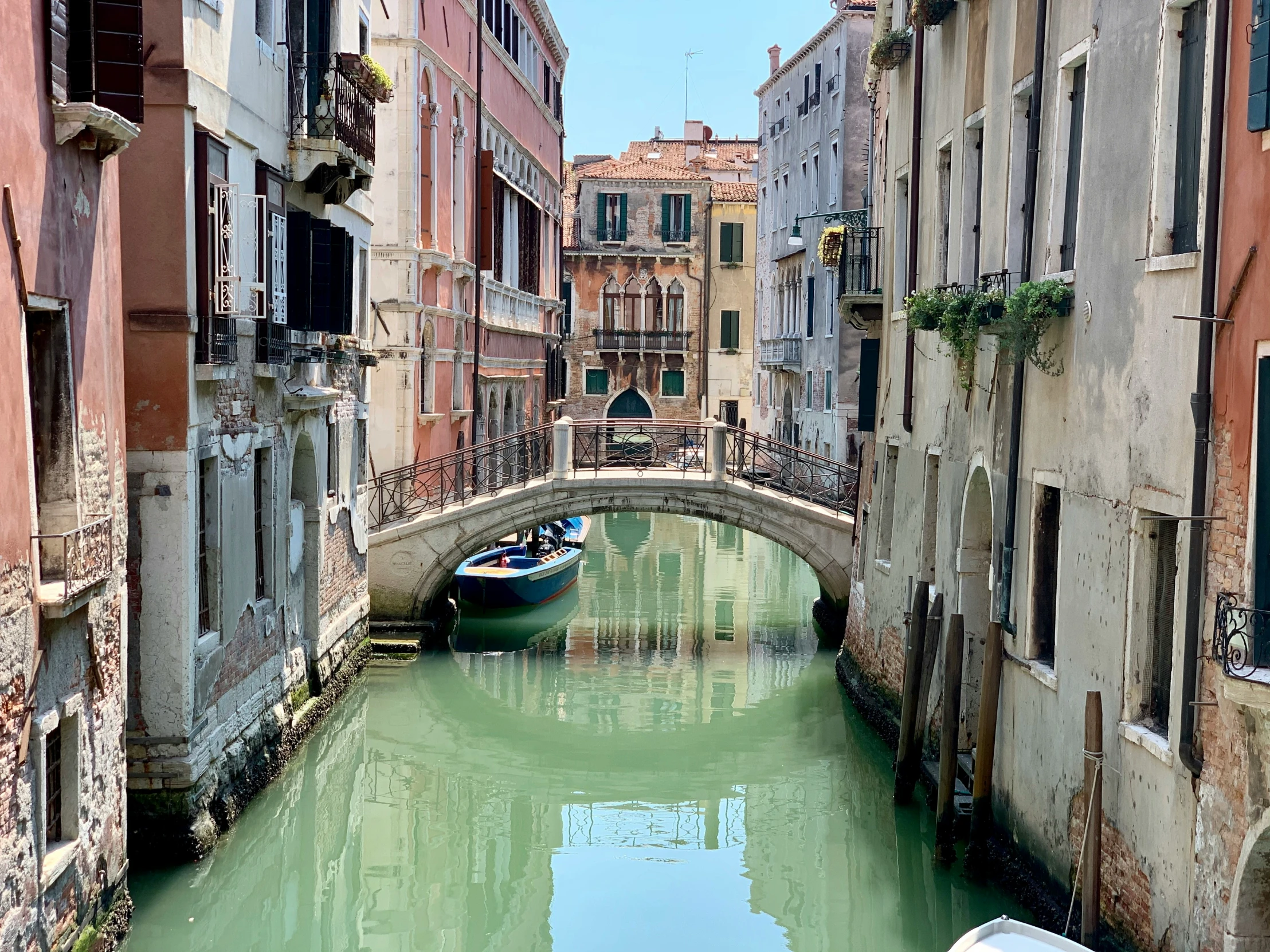 a boat is floating under a bridge and some buildings