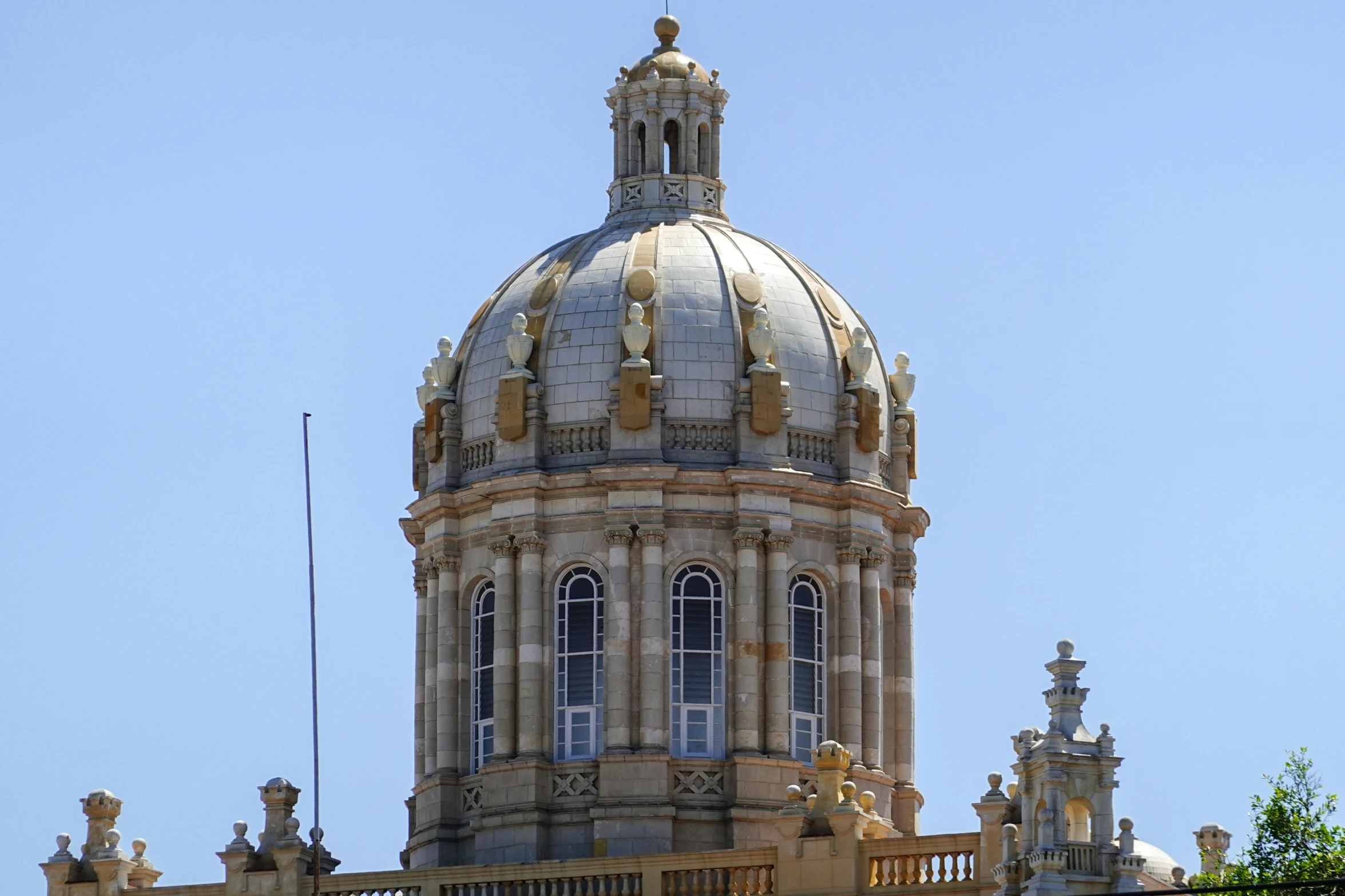 an old building with many windows under a blue sky