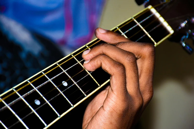 someone is playing with their guitar in the dark