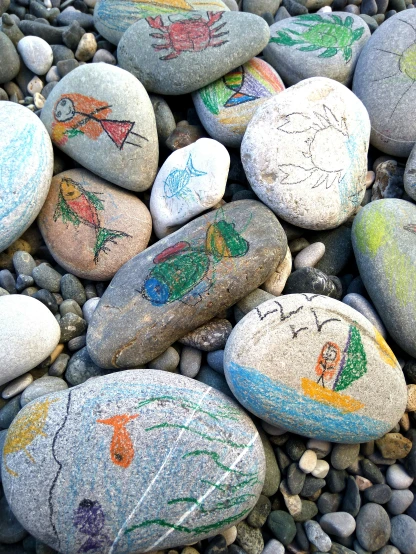 stones that look like they are hand painted and include little fish and crabs