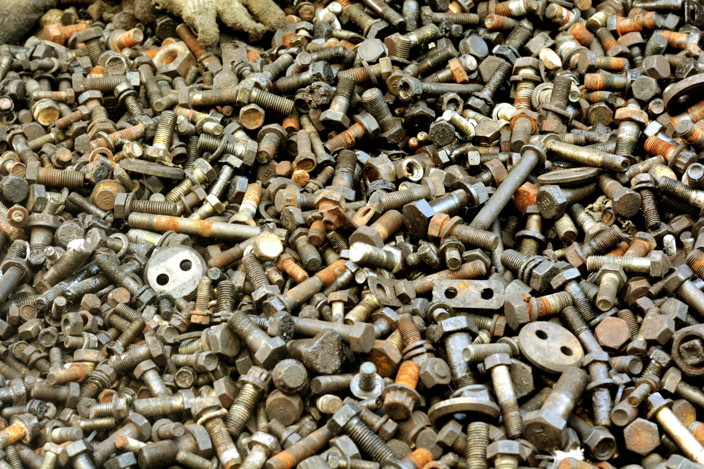 an image of there are many bolts and nuts on the floor