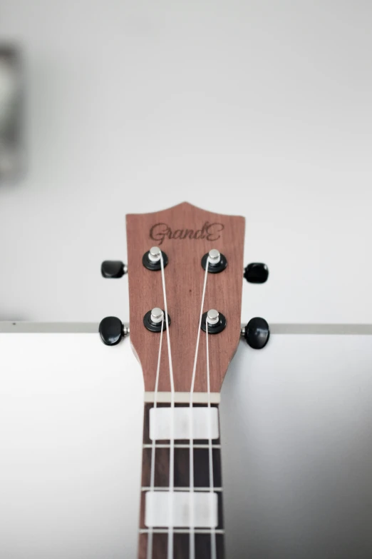 the strings of a ukulele guitar are close together