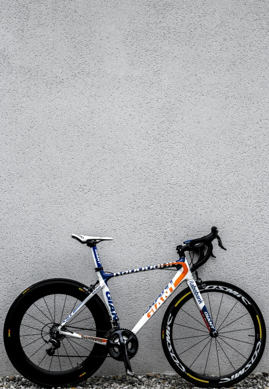 a bike is leaning against the wall in a parking lot