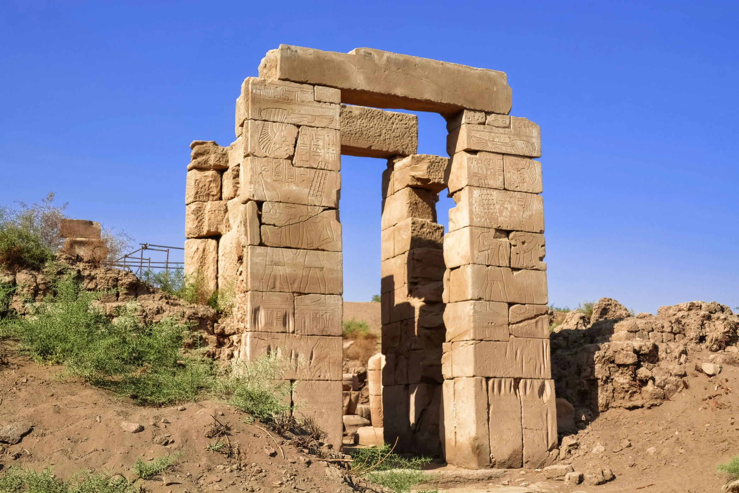 a very tall structure sitting in the middle of some dirt