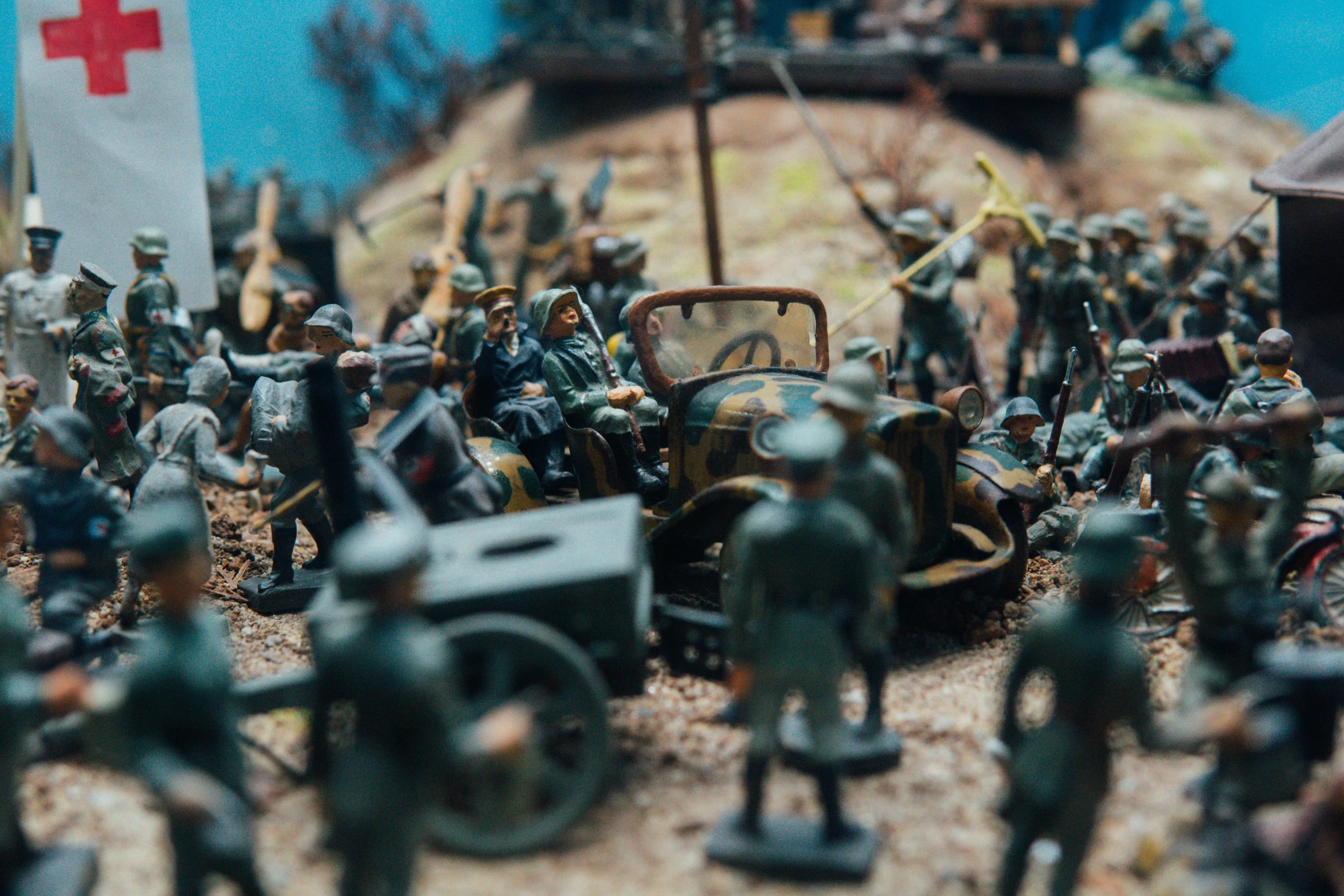 there are many toy soldiers standing next to a car