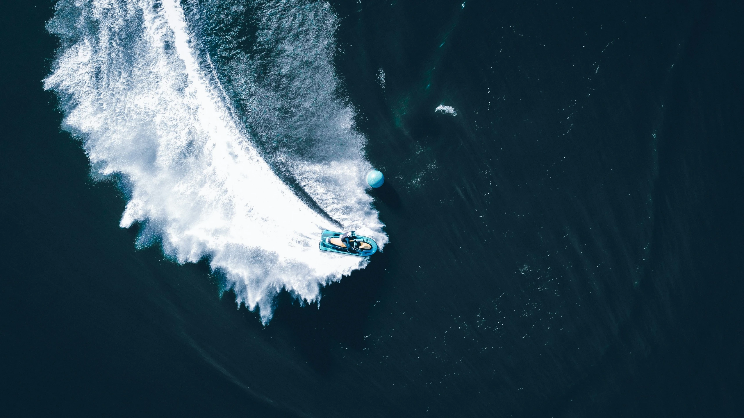 there is a surfer riding the wave in the ocean