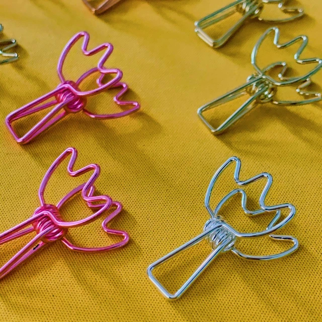 a bunch of hair clips are sitting on a table