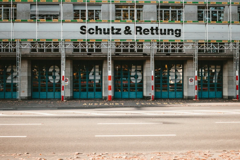 an old building is seen with schuz & bettug