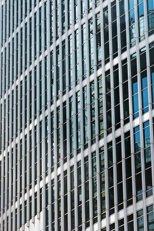 the side of a tall building made up of multiple lines of glass