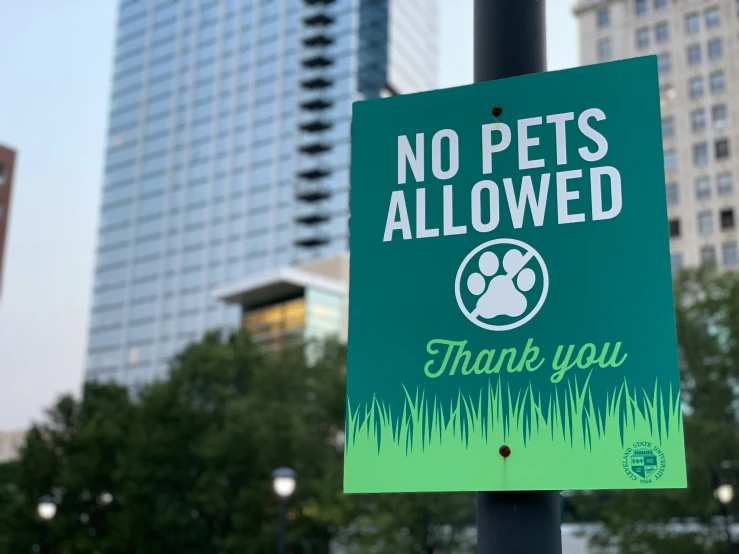a sign warning people not to pet their pets