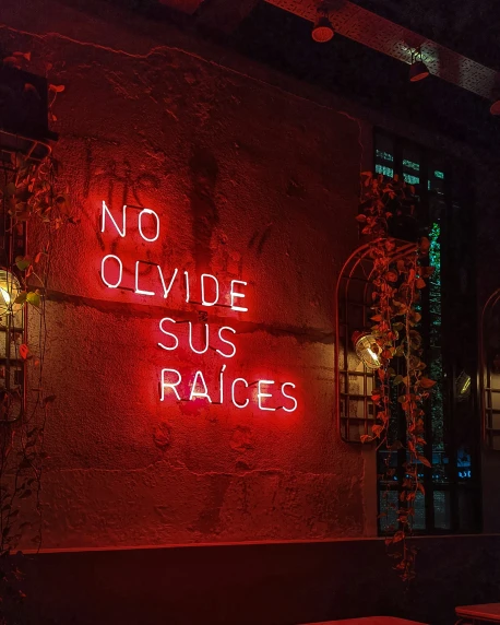 a sign that reads no olvidde suis raices