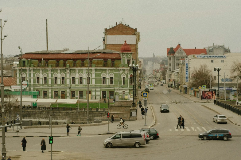 many people are crossing the street in an urban setting