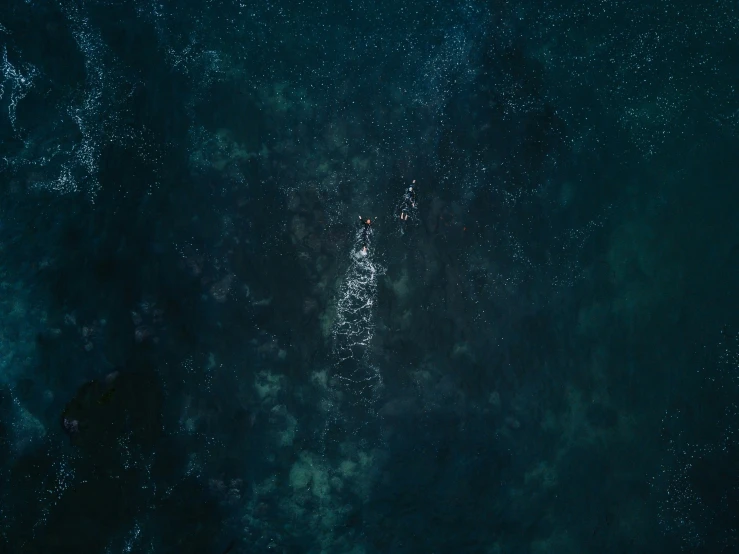 this is a po of the ocean from above