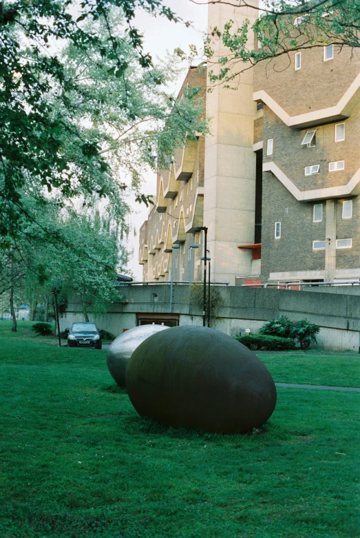 the large stone statue is next to a building